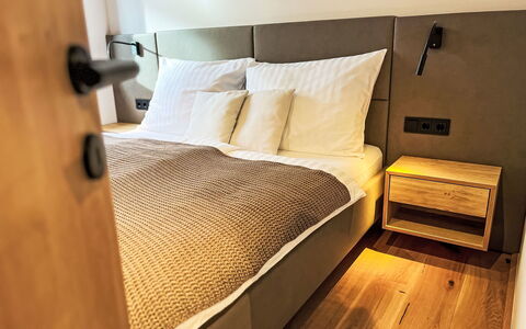 Apartment Places2Be: Bed, Interior Design, Flooring, Bedroom, Furniture, Floor, Wood, Bedding, Bed Sheet, Linens