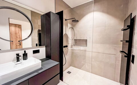 Apartment Places2Be: Flooring, Interior Design, Floor, Bathroom, Plumbing Fixture, Mirror, Bathroom Cabinet, Plumbing, Ceiling, Tile