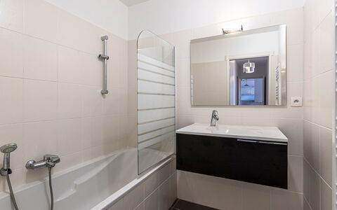 Diana: Bathroom, Plumbing Fixture, Flooring, Interior Design, Floor, Bathtub, Tap, Sink, Plumbing, Mirror