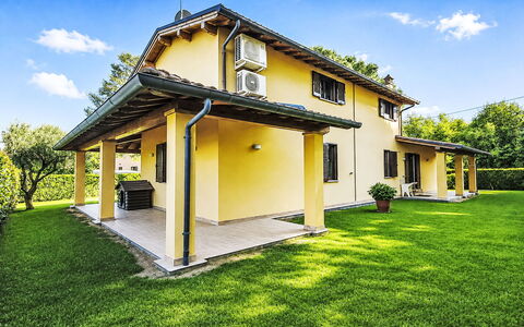 Casa di Max: Furniture, Interior Design, Flooring, Floor, Wood Flooring, Wood, Chair, Ceiling, Kitchen & Dining Room Table, Table