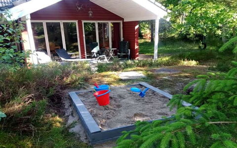 Ferdine - from the Sea: Shrub, Garden, Cottage, Land Lot, Backyard, Groundcover, Garden Buildings, Shed, Yard