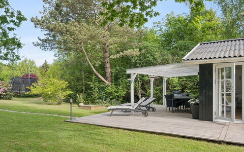 Stig - 1.1Km from the Sea: Shrub, Garden, Shade, Home, Porch, Furniture, Land Lot, Outdoor Furniture, Groundcover