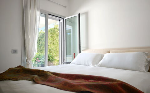 Villa Mulberry Garden - Esclusiva con Piscina Priv: Furniture, Bed, Interior Design, Bedroom, Bed Sheet, Bedding, Room, Textile, Linens, Lighting