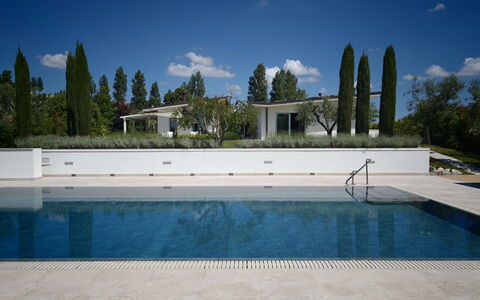 Villa Mulberry Garden - Esclusiva con Piscina Priv: Swimming Pool, Composite Material, Shade, Garden, Landscaping, Reflection, Water Feature, Resort, Reflecting Pool, Evergreen