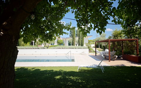 Villa Mulberry Garden - Esclusiva con Piscina Priv: Swimming Pool, Shade, Garden, Landscaping, Resort, Backyard, Outdoor Furniture, Yard, Lawn, Water Feature