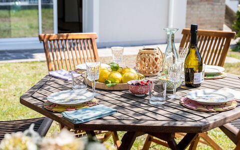 Art&Sea House: Furniture, Tableware, Table, Food, Outdoor Furniture, Chair, Outdoor Table, Serveware, Fruit, Drinkware