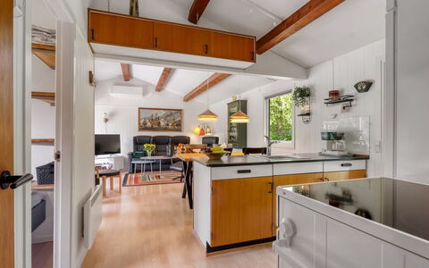 Maris - 200M from the Sea: Kitchen, Furniture, Countertop, Interior Design, Flooring, Kitchen Appliance, Wood, Ceiling, Cabinetry, Major Appliance