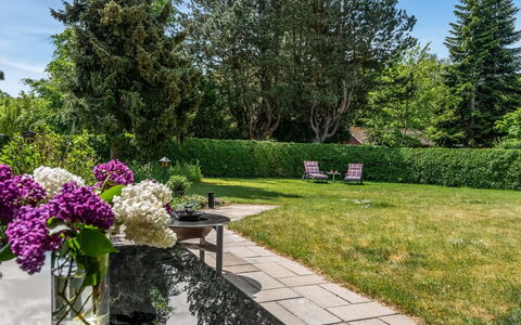 Maris - 200M from the Sea: Green, Grass, Garden, Shrub, Landscape, Groundcover, Lawn, Spring, Landscaping