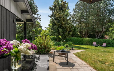 Maris - 200M from the Sea: Garden, Shrub, Land Lot, Home, Groundcover, Shade, Landscaping, Lawn, Yard