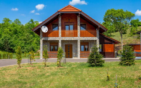 Plitvička Jezera: Grass, House, Cottage, Rural Area, Home, Door, Farmhouse, Lawn, Garden, Yard