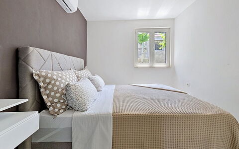 Aurora: Bed, Furniture, Interior Design, Bedding, Bedroom, Bed Sheet, Wall, Floor, Flooring, Linens