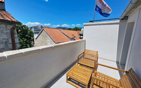 Kaštela 302: Apartment, Daylighting, Balcony