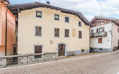 Silvia: Window, Facade, Architecture, Door, House, Home, Human Settlement, Balcony, Paint, Plaster