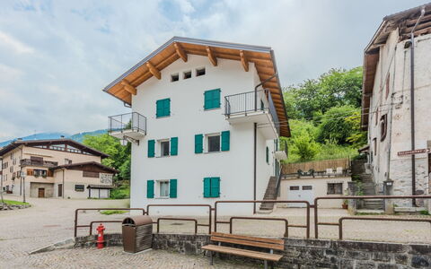 La Casa di Bruna: Window, House, Residential Area, Home, Human Settlement, Slope, Balcony, Village, Mountain Village