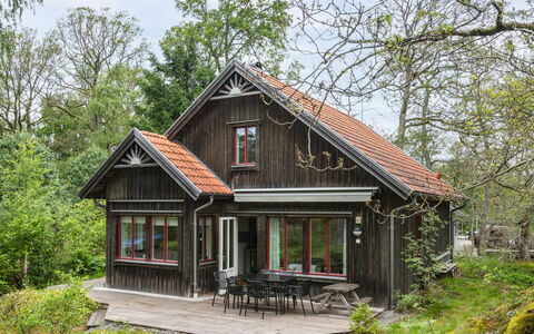 Lövekulle: Building, Wood, House, Roof, Home, Cottage, Siding, Rural Area, Door, Farmhouse
