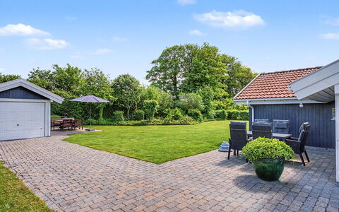 Ronna - 160M from the Sea: Grass, House, Home, Shrub, Residential Area, Cottage, Roof, Garden, Estate, Lawn