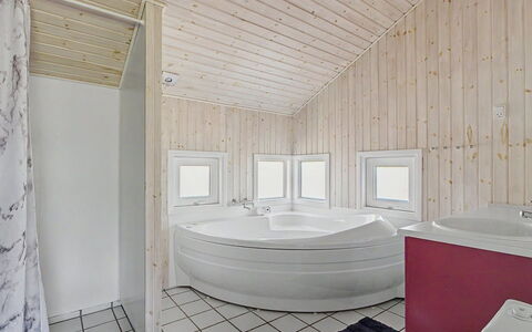 Ronna - 160M from the Sea: Flooring, Floor, Wood, Ceiling, Interior Design, Plumbing Fixture, Bathtub, Room, Bathroom, Home