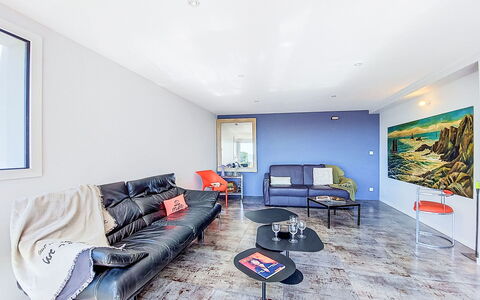 Bed Ar Mor: Furniture, Flooring, Interior Design, Floor, Couch, Ceiling, Living Room, Apartment, Lighting, Room