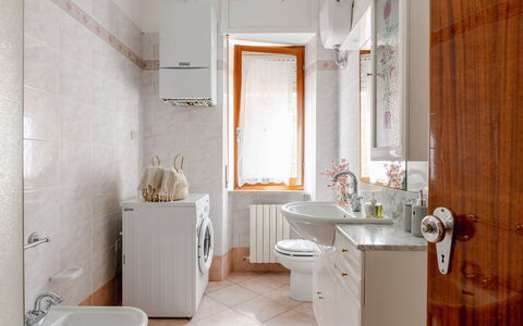Casa Acquamarina: Plumbing Fixture, Flooring, Interior Design, Sink, Bathroom, Floor, Tap, Bathroom Sink, Plumbing, Room