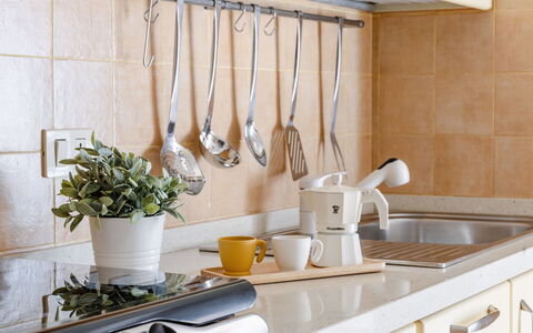Casa Acquamarina: Kitchen, Tableware, Kitchen Appliance, Countertop, Home Appliance, Fruit, Cabinetry, Food, Serveware