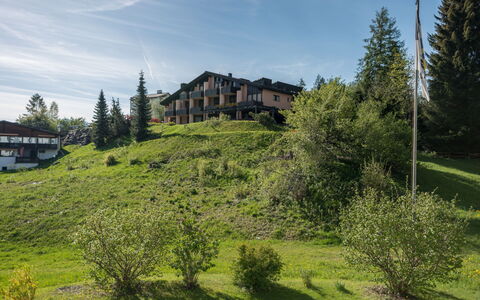 Prada Biala: Window, Architecture, Residential Area, House, Home, Roof, Cottage, Driveway, Suburb, Mid-Size Car