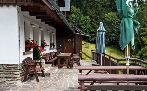 Penzion Exnar: Window, Architecture, Residential Area, House, Home, Roof, Cottage, Driveway, Suburb, Mid-Size Car