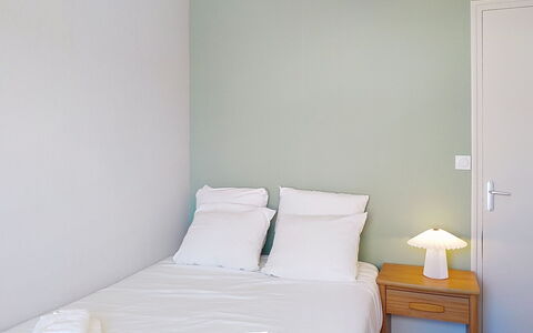 Dolce Vita: Wall, Floor, Interior Design, Wood, Bedroom, Flooring, Bed, Furniture, Room, Bed Sheet