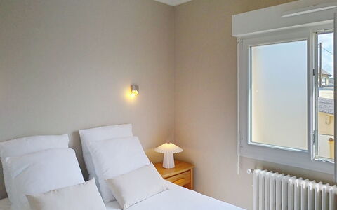 Dolce Vita: Wall, Interior Design, Wood, Bed, Bedroom, Furniture, Room, Floor, Ceiling, Lighting