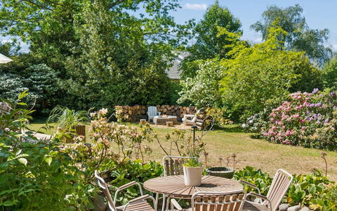 Daren - 235M from the Sea: Green, Furniture, Garden, Vegetation, Shrub, Outdoor Furniture, Plant Community, Chair, Table