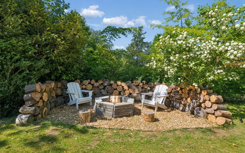 Daren - 235M from the Sea: Shrub, Garden, Plant Community, Groundcover, Spring, Outdoor Furniture, Shade, Backyard, Landscaping