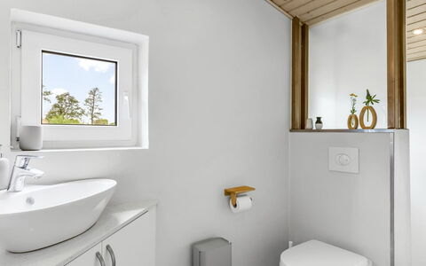 Sylvelin - 40M from the Sea: Wall, Plumbing Fixture, Bathroom, Interior Design, Flooring, Sink, Floor, Bathroom Sink, Toilet, Tap