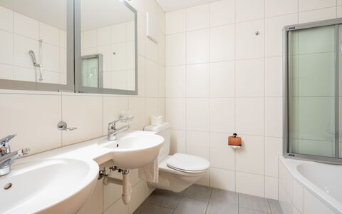 Crap Uaul: Flooring, Interior Design, Floor, Plumbing Fixture, Bathroom, Bathroom Sink, Sink, Tap, Ceiling, Plumbing
