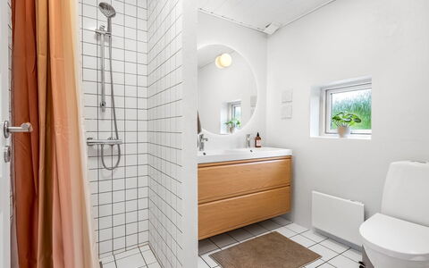 Chiuvana - 250M from the Sea: Flooring, Plumbing Fixture, Bathroom, Floor, Interior Design, Bathroom Sink, Sink, Toilet, Plumbing, Tap