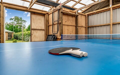 Chiuvana - 250M from the Sea: Floor, Hardwood, Wood Stain, Swimming Pool, Net, Daylighting
