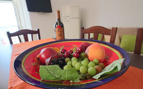 Casa Rachele a Otranto: Tableware, Food, Serveware, Dishware, Table, Furniture, Plate, Fruit, Ingredient, Tablecloth
