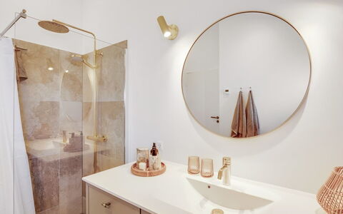 Raimund - 600M from the Sea: Interior Design, Plumbing Fixture, Mirror, Flooring, Floor, Bathroom, Light Fixture, Plumbing, Bathroom Cabinet, Room