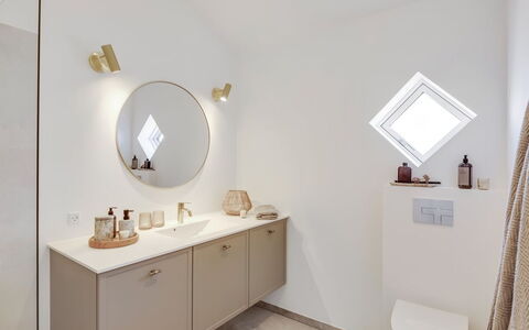 Raimund - 600M from the Sea: Interior Design, Flooring, Floor, Bathroom Cabinet, Plumbing Fixture, Ceiling, Light Fixture, Mirror, Bathroom, Home