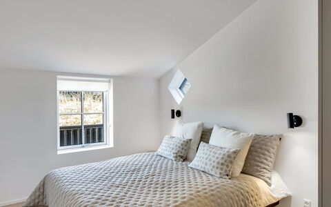 Raimund - 600M from the Sea: Interior Design, Bedroom, Bed, Wood, Flooring, Ceiling, Floor, Bedding, Bed Sheet, Furniture