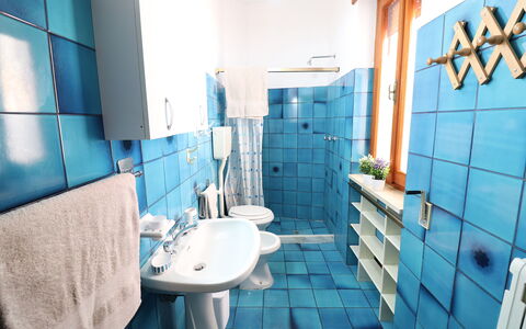 Margherita: Flooring, Interior Design, Floor, Room, Tile, Houseplant, Plumbing Fixture, Hotel