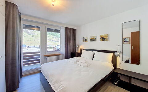 Saphir: Interior Design, Home, Apartment, Ceiling, Bedroom, Bed, Bed Frame, Suite, Hardwood, Hotel