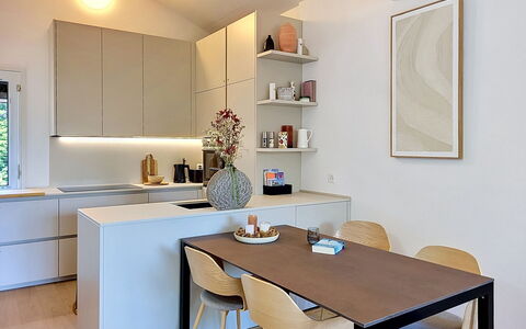 Apt. City Stay Lugano: Furniture, Interior Design, Kitchen, Countertop, Flooring, Cabinetry, Floor, Kitchen Appliance, Wall, Wood