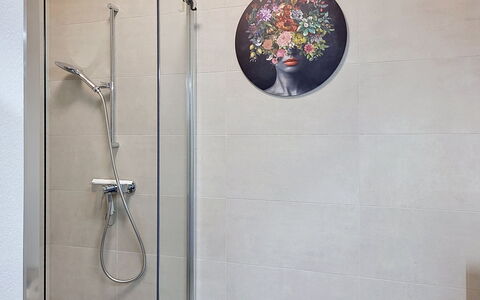 Apt. City Stay Lugano: Plumbing Fixture, Flooring, Bathroom, Shower Head, Tile, Floor, Plumbing, Shower, Interior Design, Shower Bar