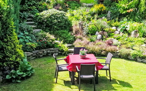 Herlíkovice: Green, Garden, Shrub, Plant Community, Groundcover, Backyard, Landscaping, Lawn, Yard