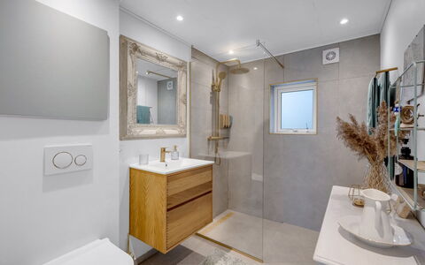 Fastulf - 1.2Km to the Fjord: Flooring, Floor, Plumbing Fixture, Interior Design, Bathroom Cabinet, Bathroom, Plumbing, Sink, Mirror, Toilet