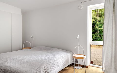 Paradiset 2: Furniture, Flooring, Floor, Interior Design, Bedroom, Bed, Wall, Wood Flooring, Wood, Bed Sheet
