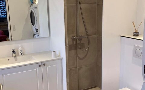 Fridel - 400M from the Sea: Flooring, Plumbing Fixture, Wall, Floor, Bathroom, Interior Design, Bathroom Sink, Bathroom Cabinet, Sink, Plumbing