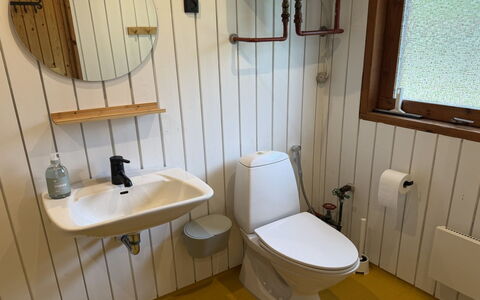 Ritte - from the Sea: Plumbing Fixture, Bathroom, Toilet Seat, Toilet, Interior Design, Flooring, Plumbing, Floor, Bathroom Sink, Sink