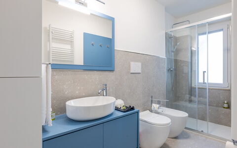 Suite Pineta: Bathroom, Flooring, Plumbing Fixture, Interior Design, Floor, Wall, Sink, Bathroom Sink, Tap, Mirror