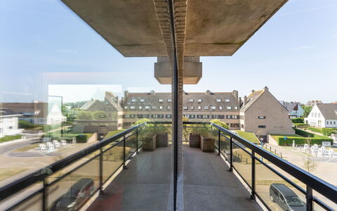 Zandstuyver Close by the Sea: Balcony, Daylighting, Brutalist Architecture