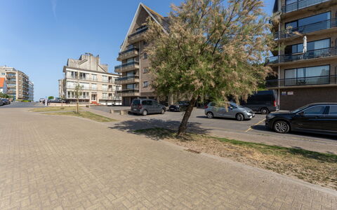 Zandstuyver with Balcony: Sky, Building, Daytime, Residential Area, Apartment, City, Neighbourhood, Condominium, Asphalt, Home